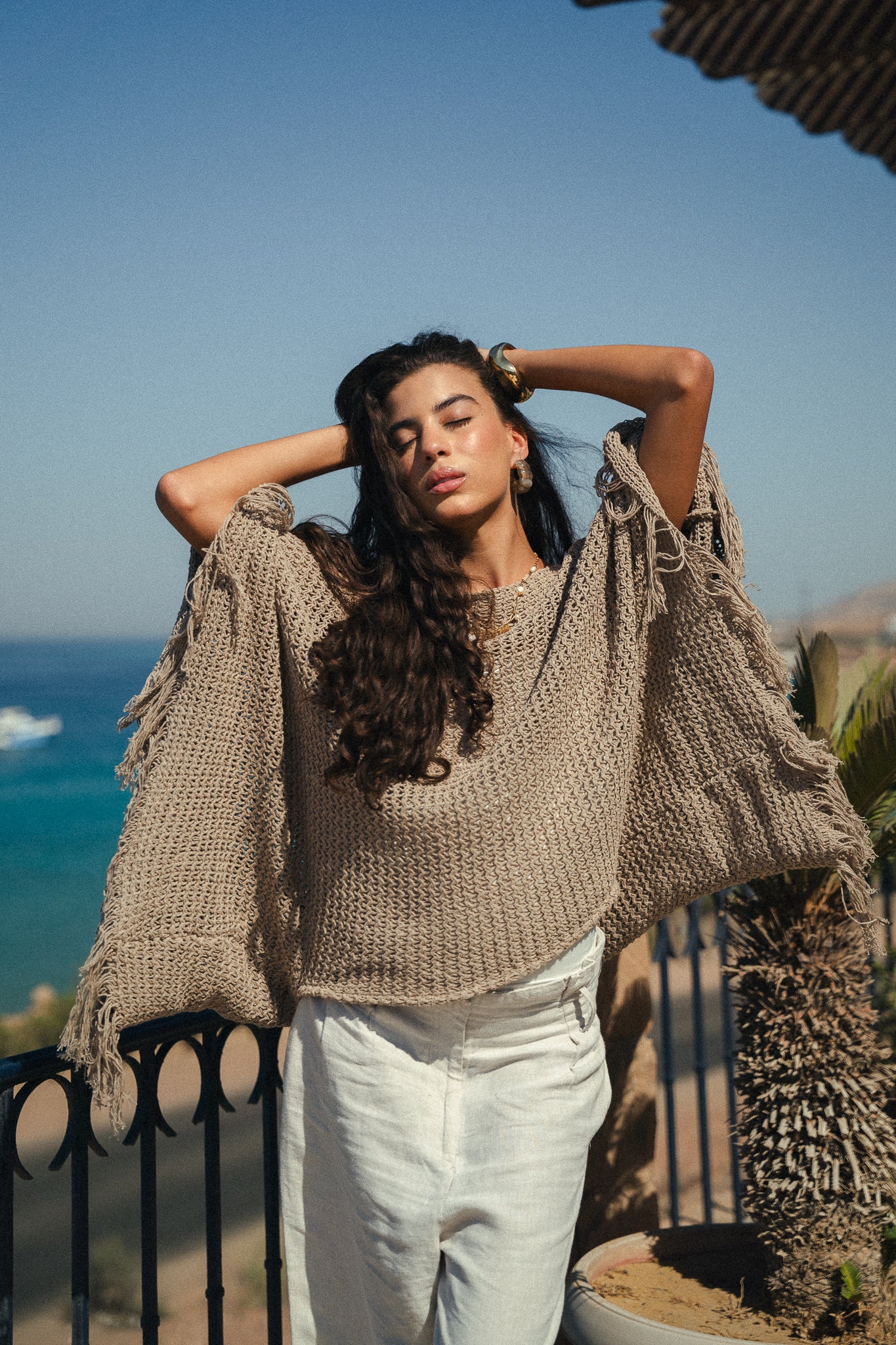 The crochet cape in Taupe