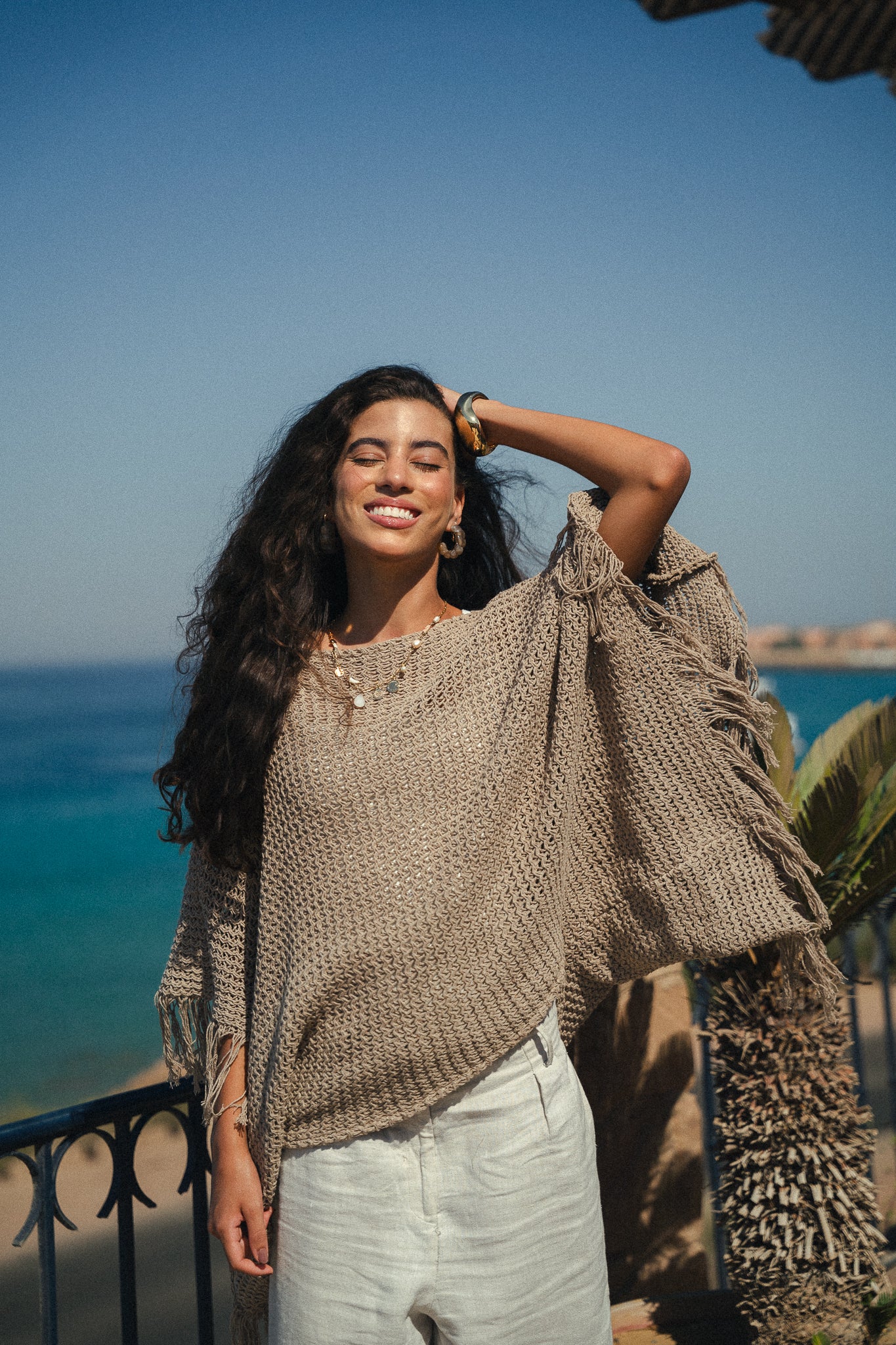 The crochet cape in Taupe