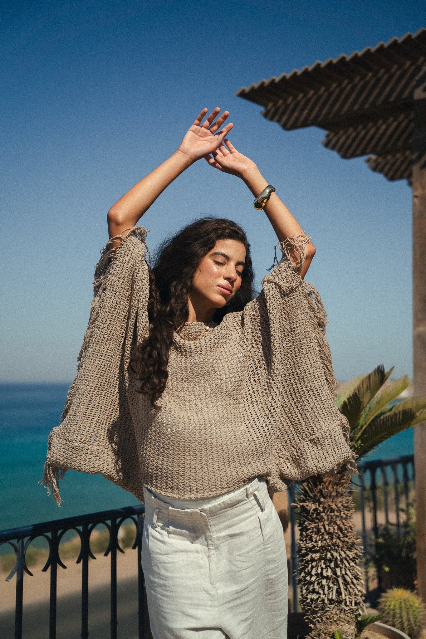 The crochet cape in Taupe