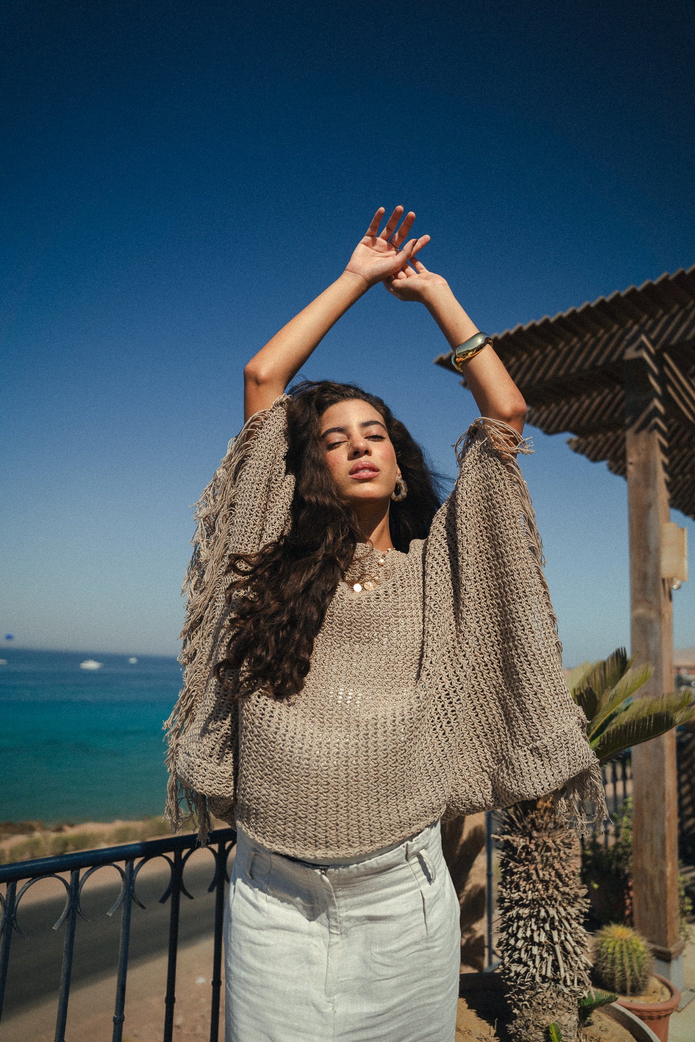 The crochet cape in Taupe