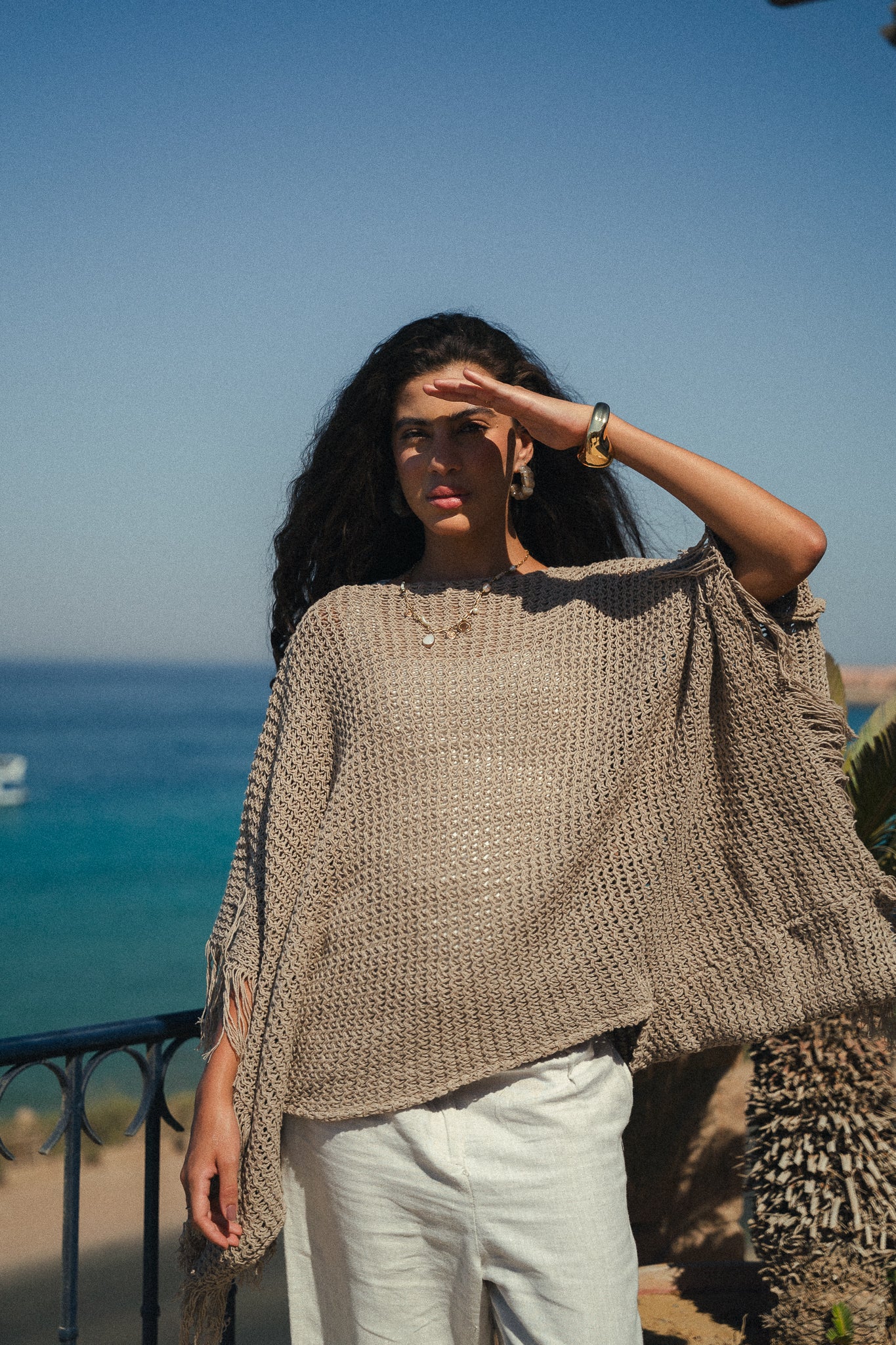 The crochet cape in Taupe