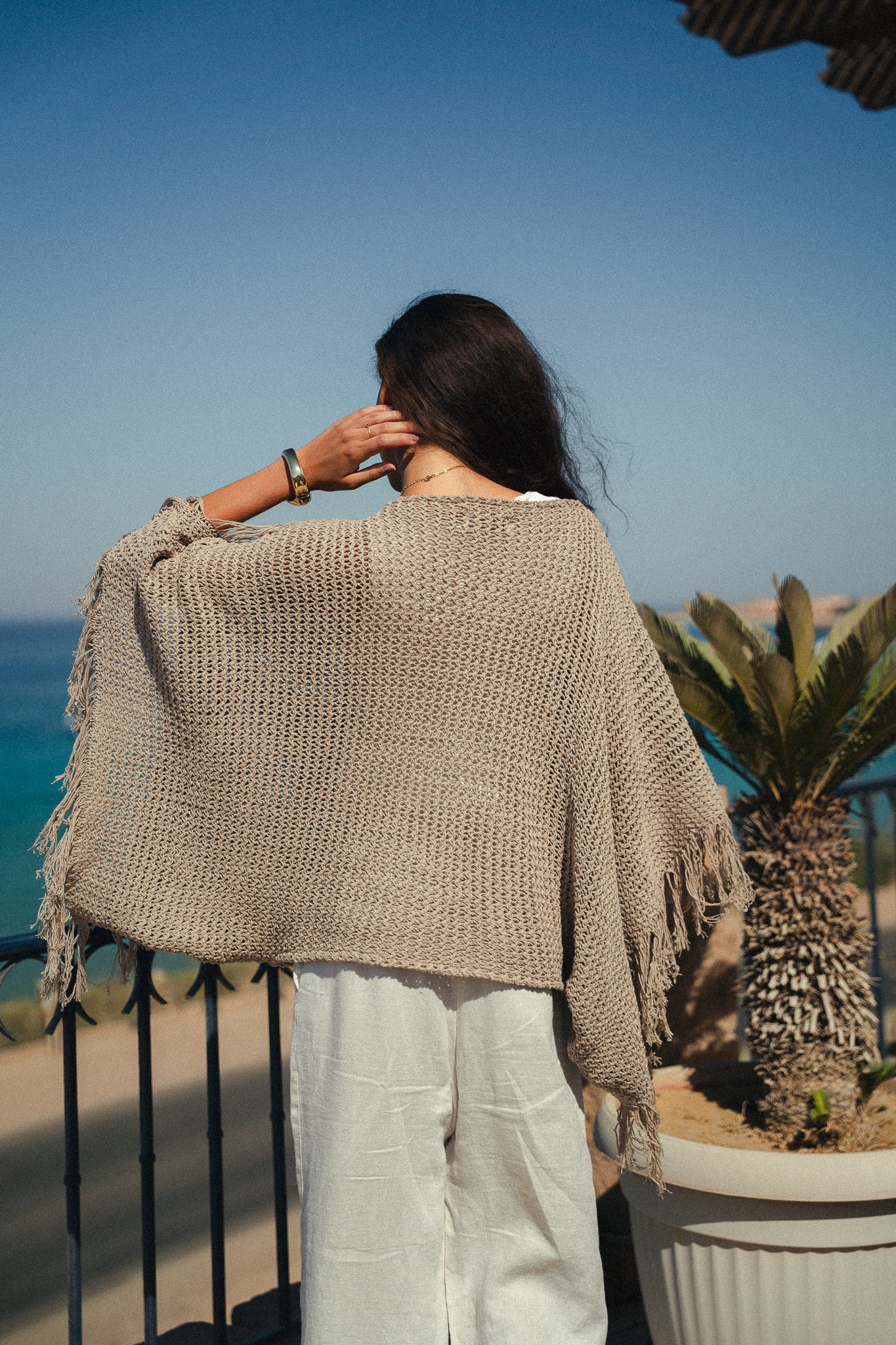 The crochet cape in Taupe