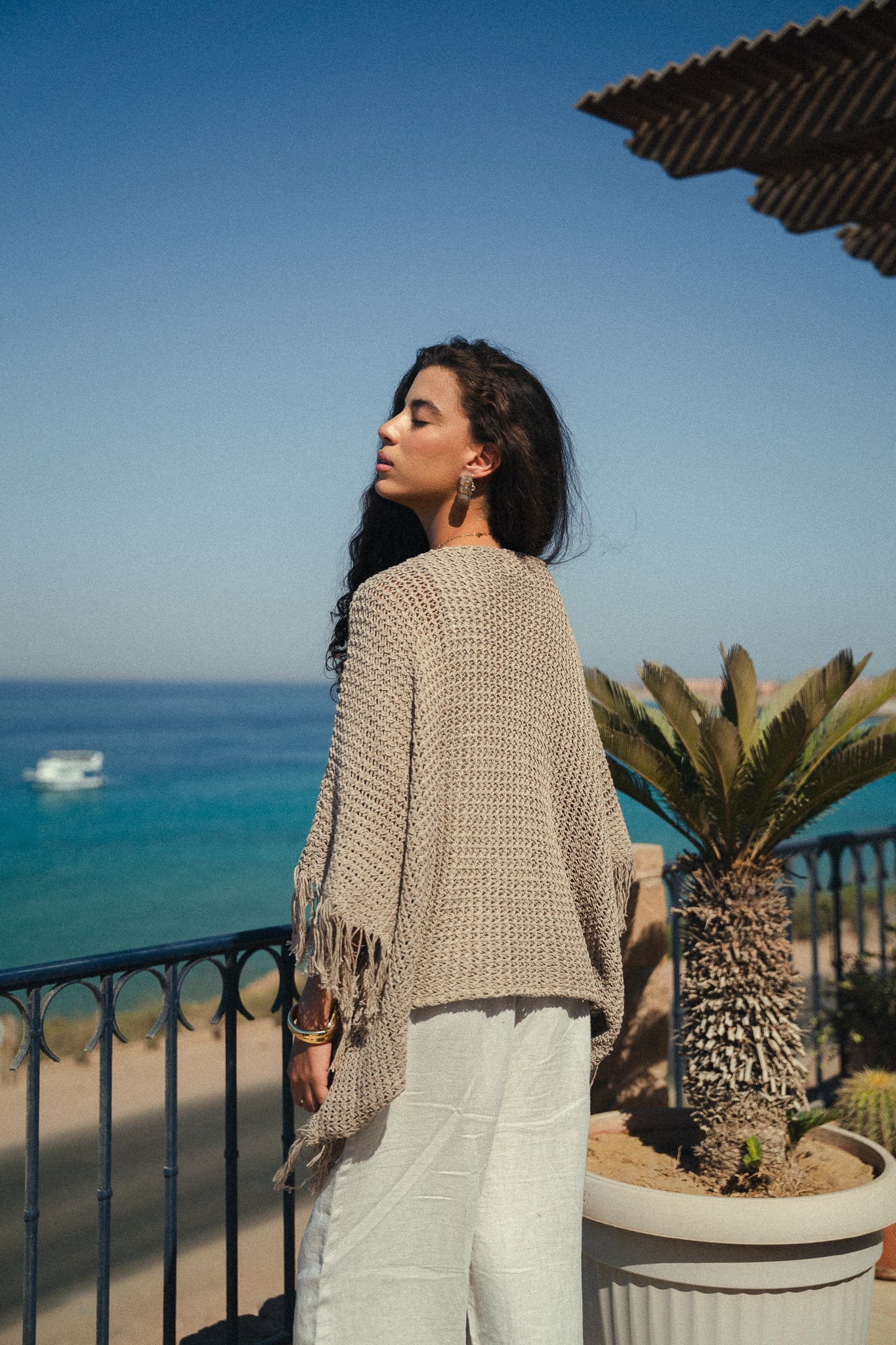 The crochet cape in Taupe