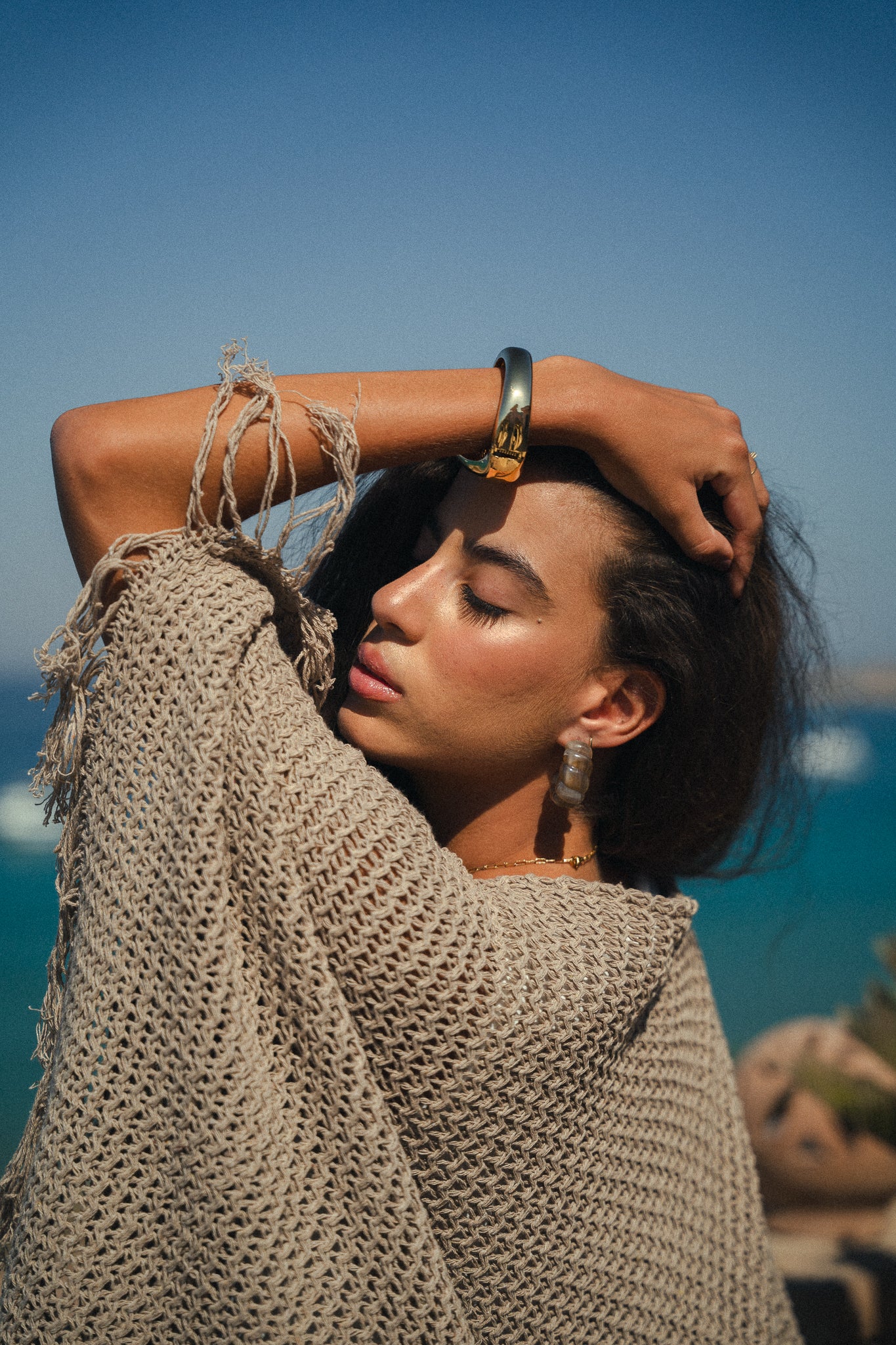 The crochet cape in Taupe