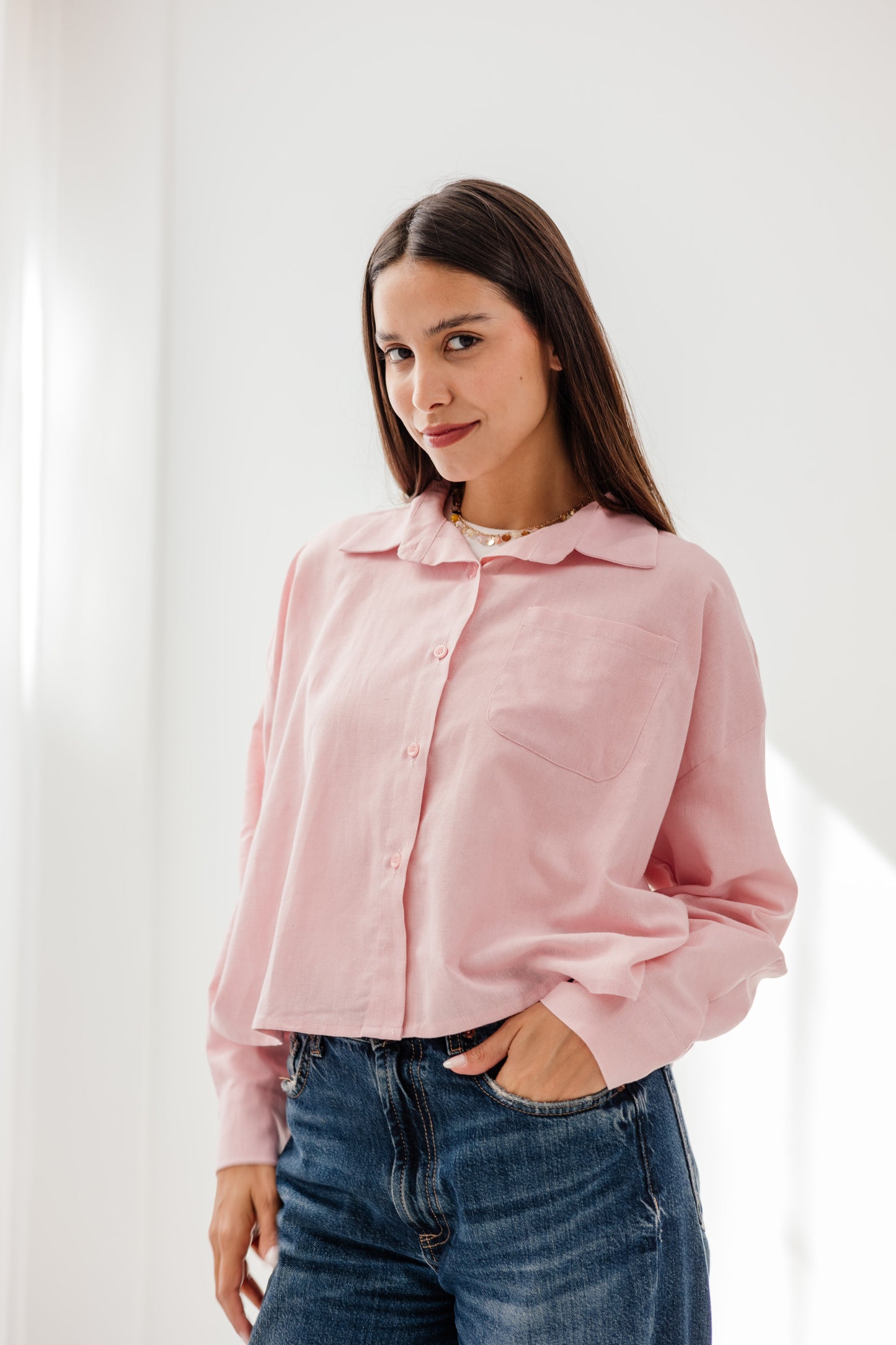 Cropped linen shirt in Pink