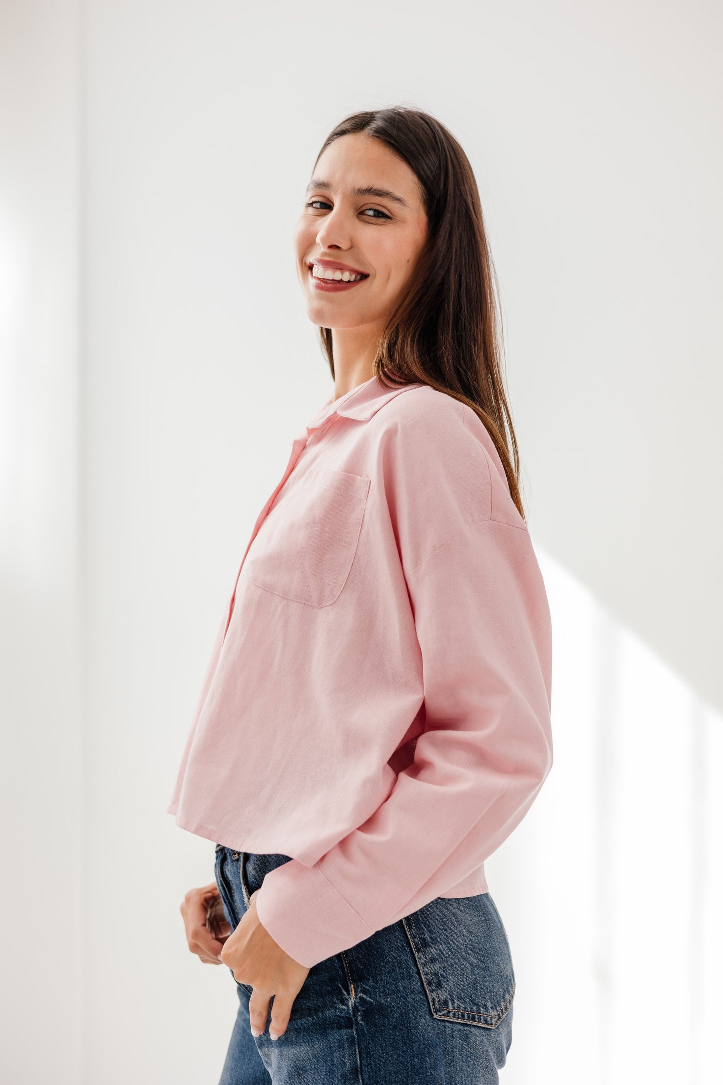 Cropped linen shirt in Pink