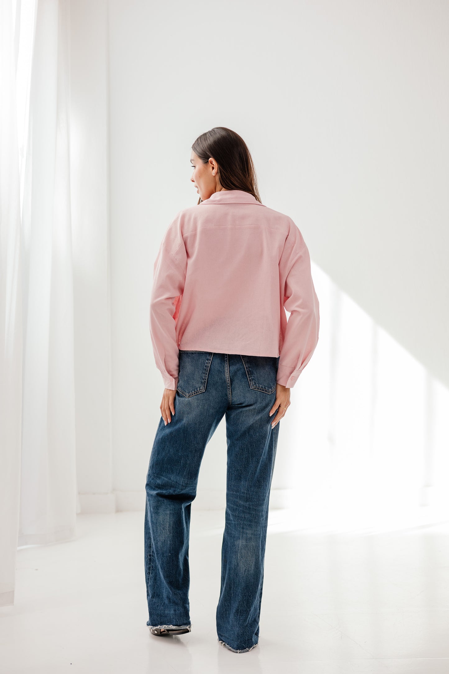 Cropped linen shirt in Pink