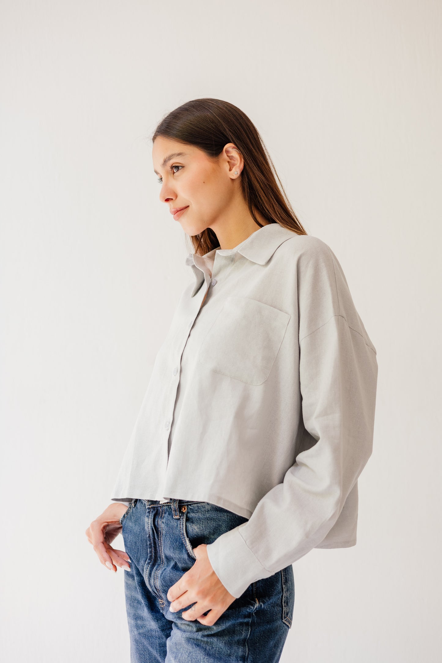 Cropped linen shirt in Grey