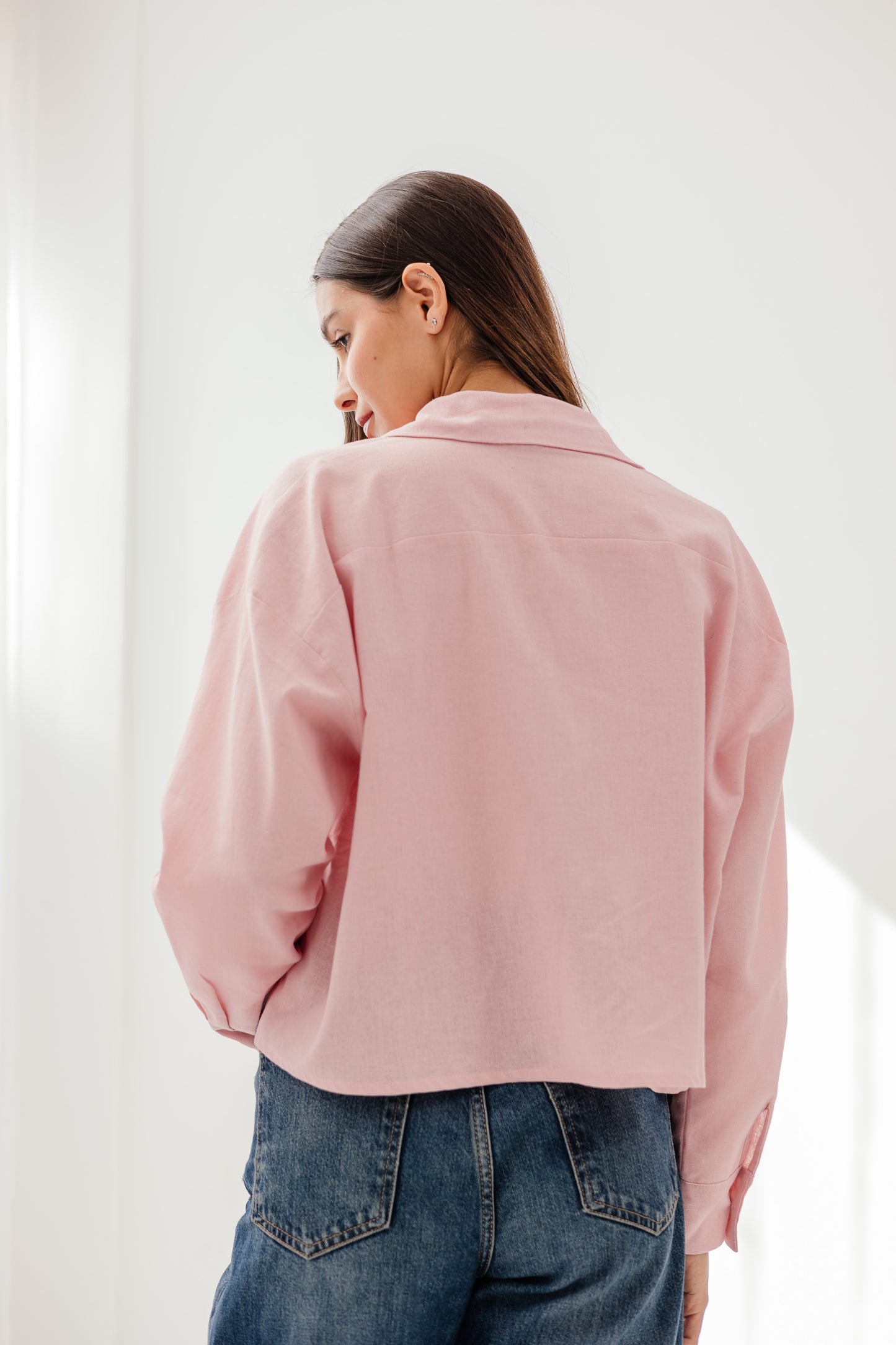 Cropped linen shirt in Pink