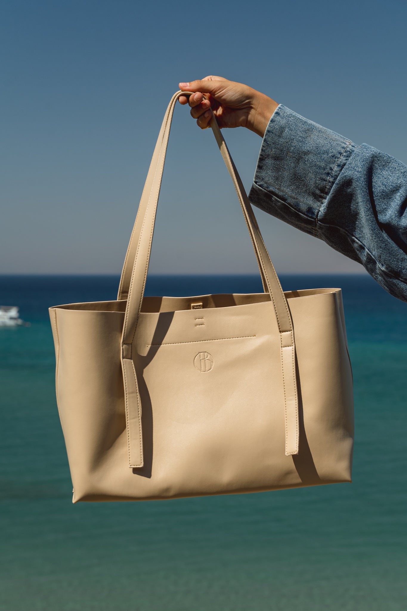 The all in Leather Bag in Creme