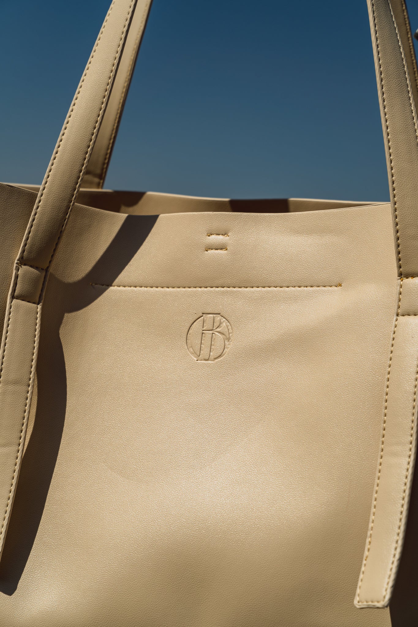 The all in Leather Bag in Creme