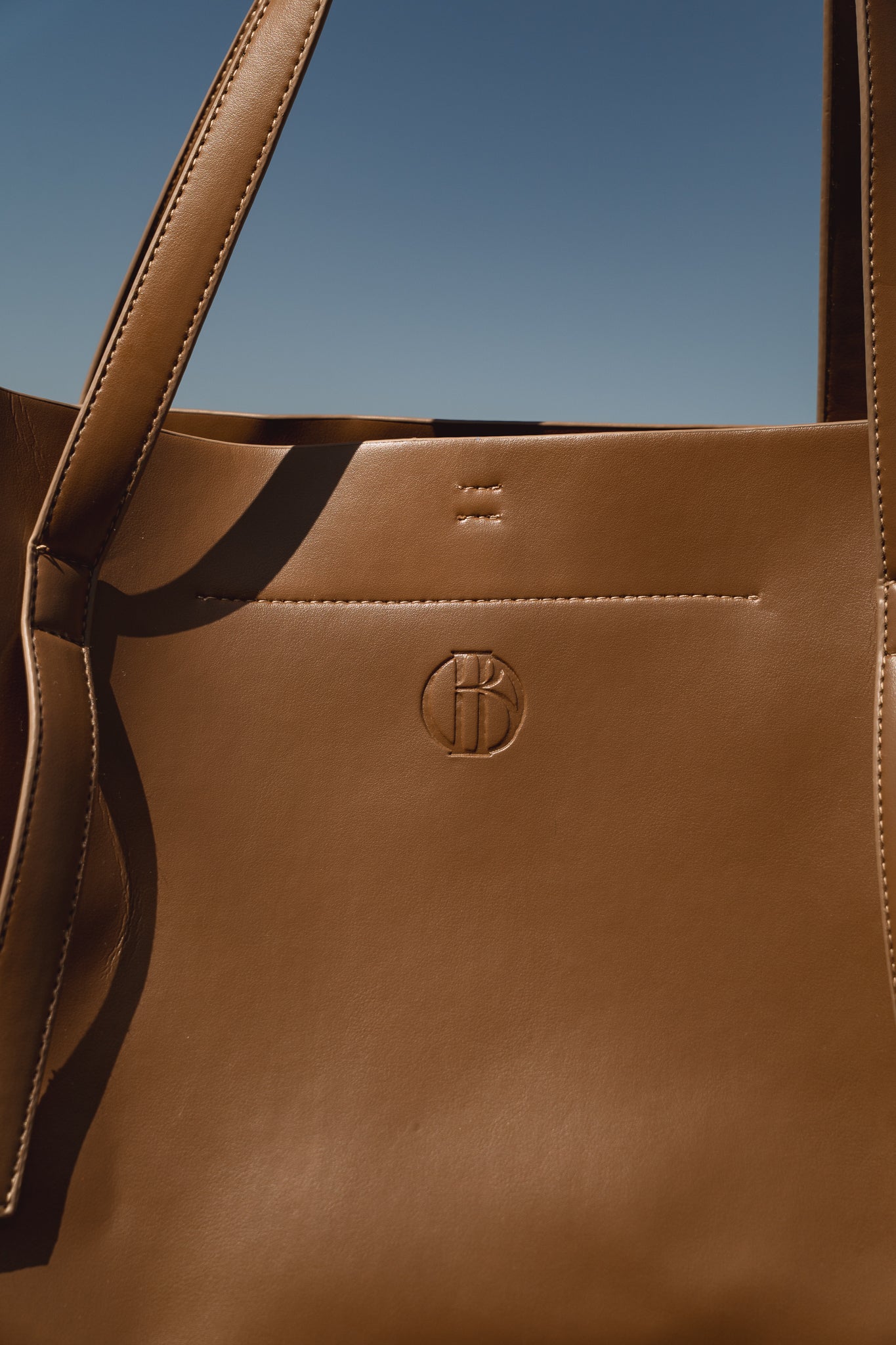 The all In Leather Bag in Caramel