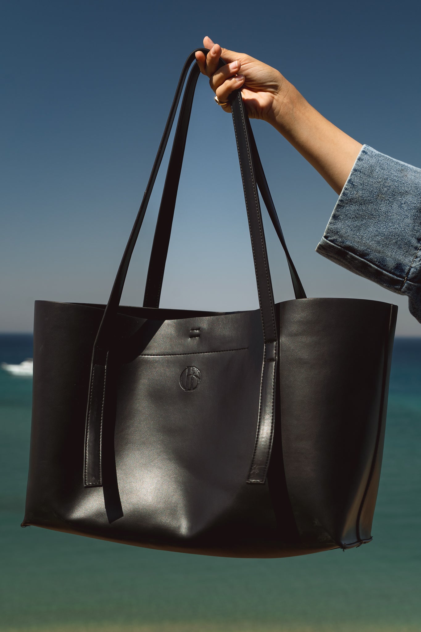 The all in Leather Bag in black