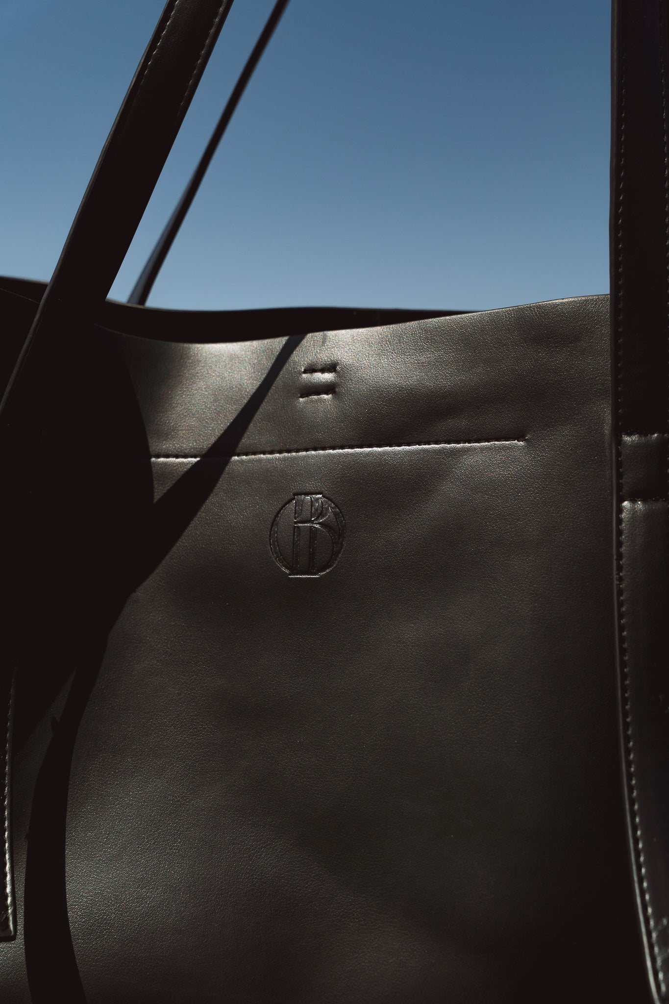 The all in Leather Bag in black