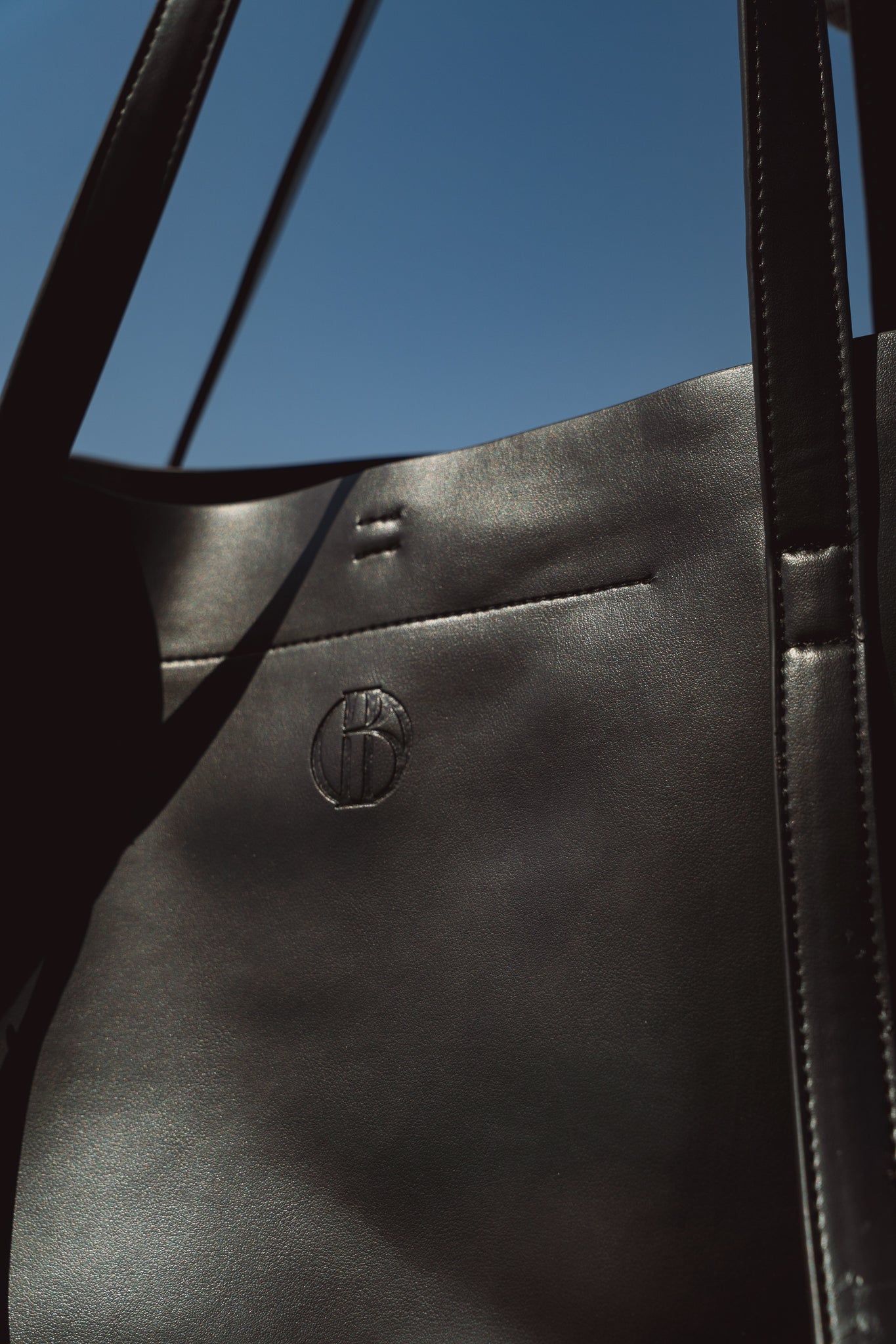 The all in Leather Bag in black