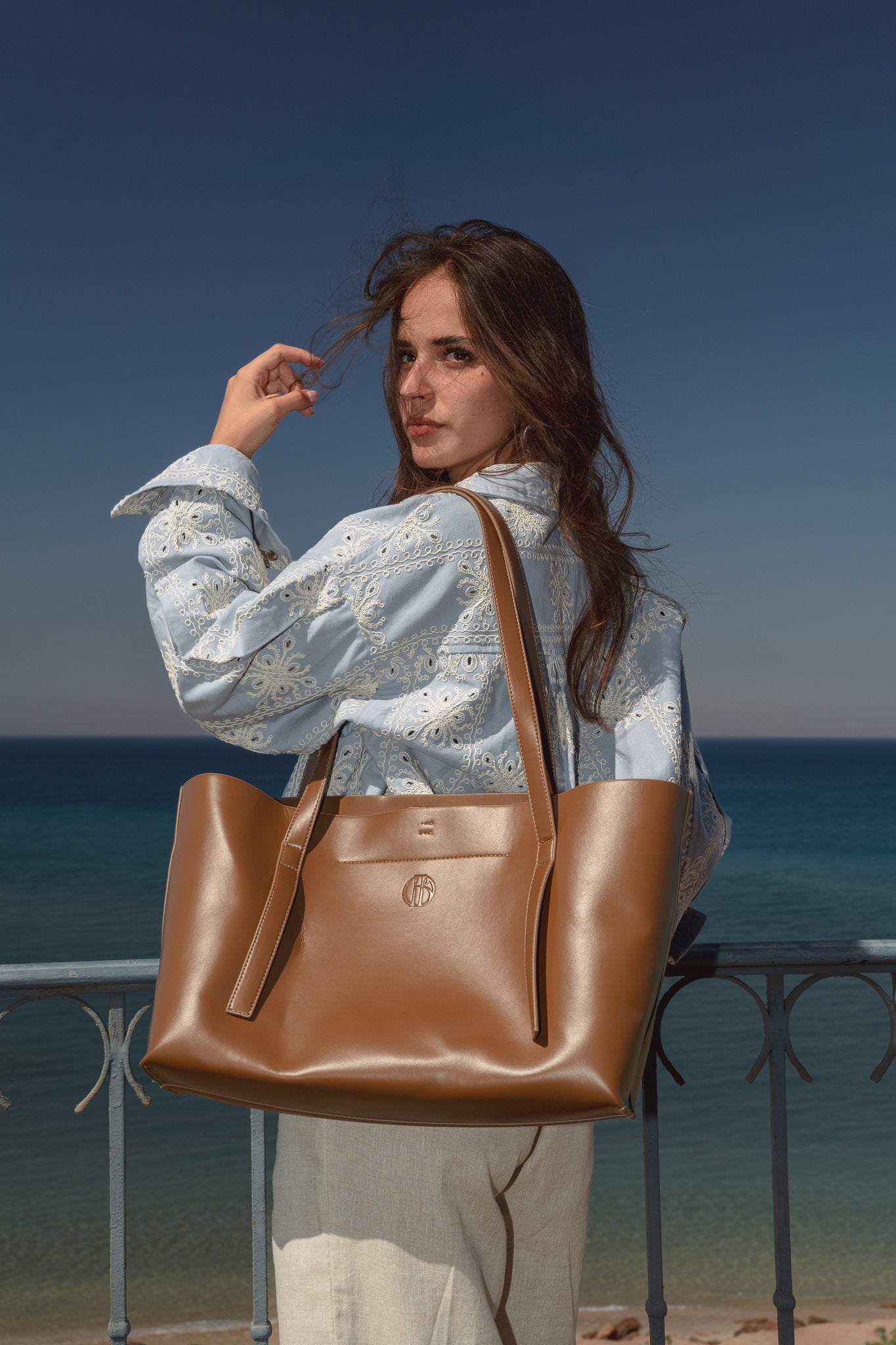 The all In Leather Bag in Caramel