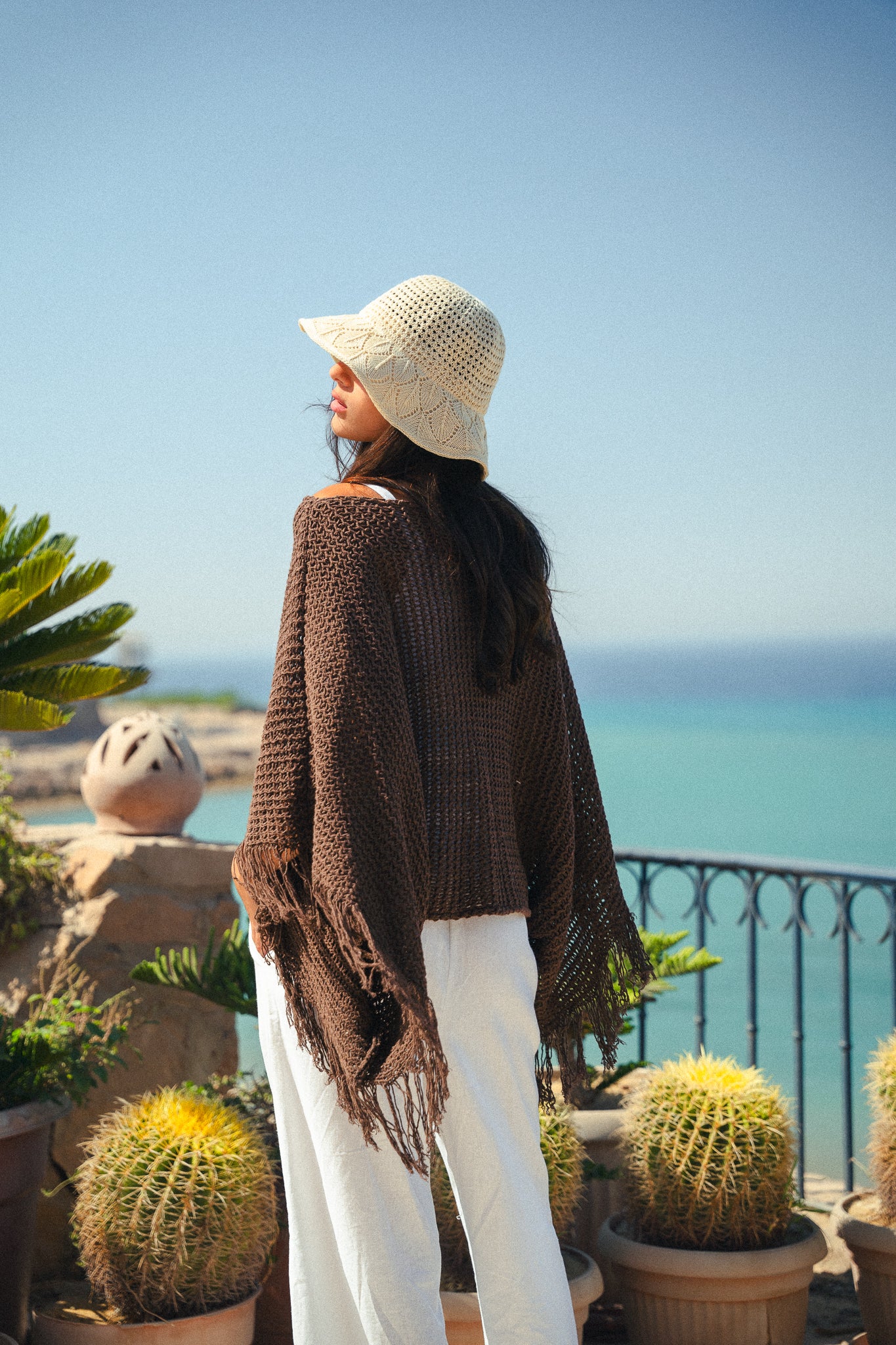 The crochet cape in brown
