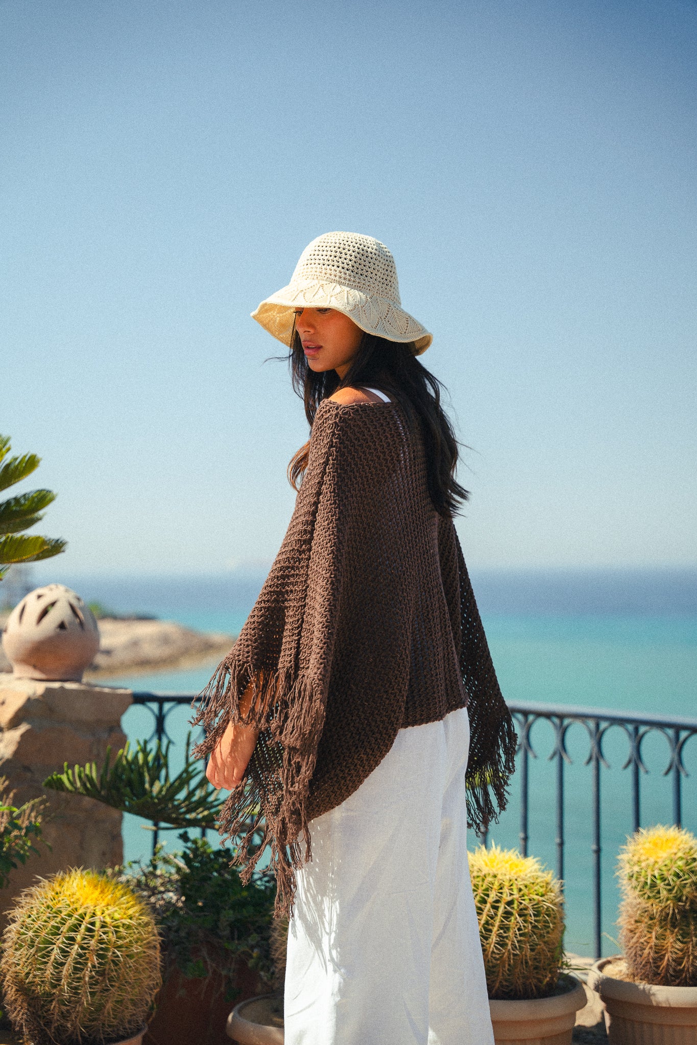 The crochet cape in brown