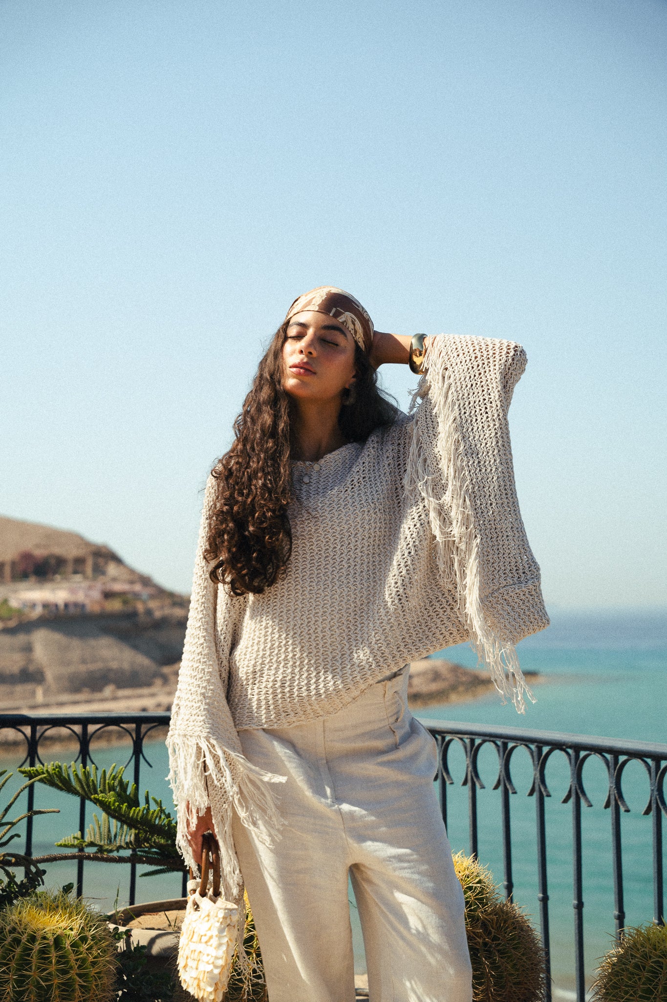 The crochet cape in Off-white