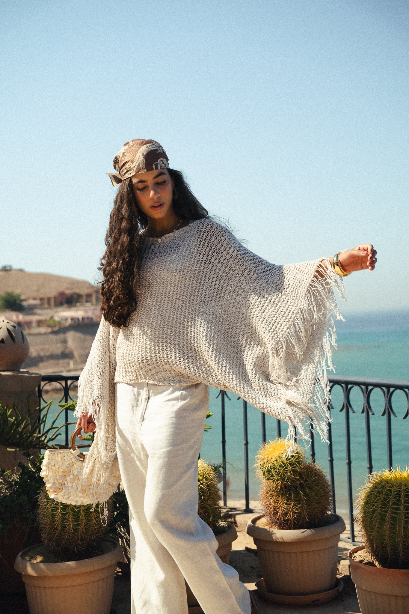 The crochet cape in Off-white