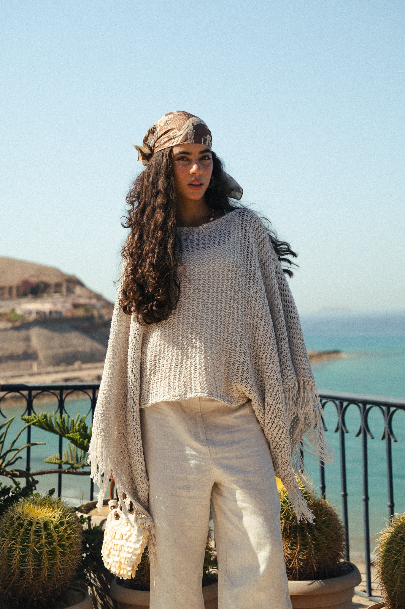 The crochet cape in Off-white