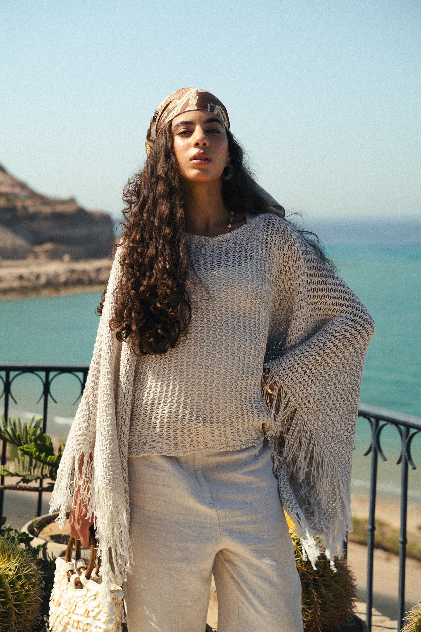 The crochet cape in Off-white