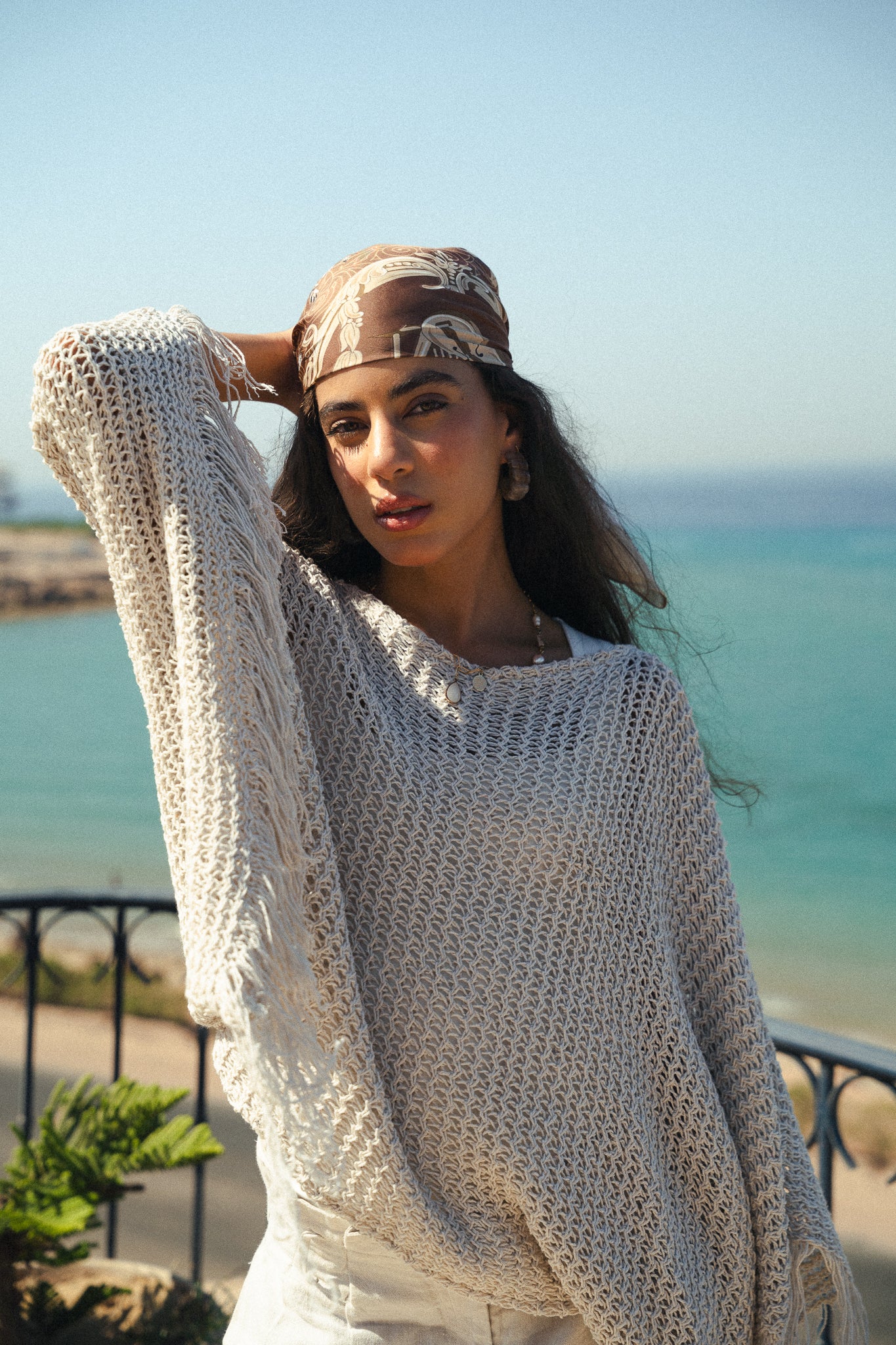 The crochet cape in Off-white