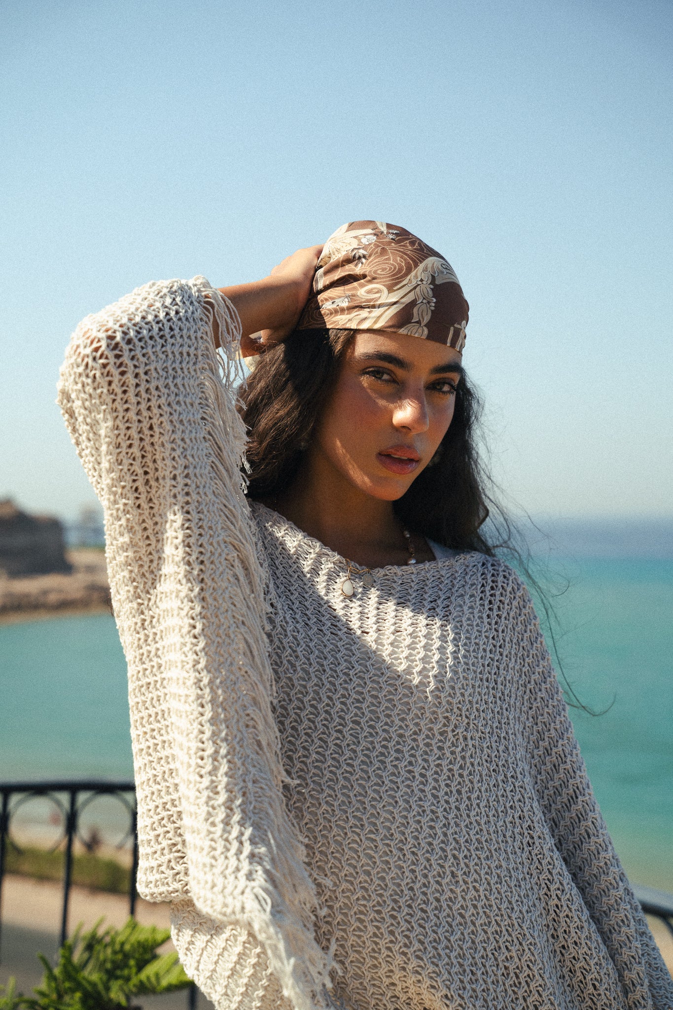 The crochet cape in Off-white