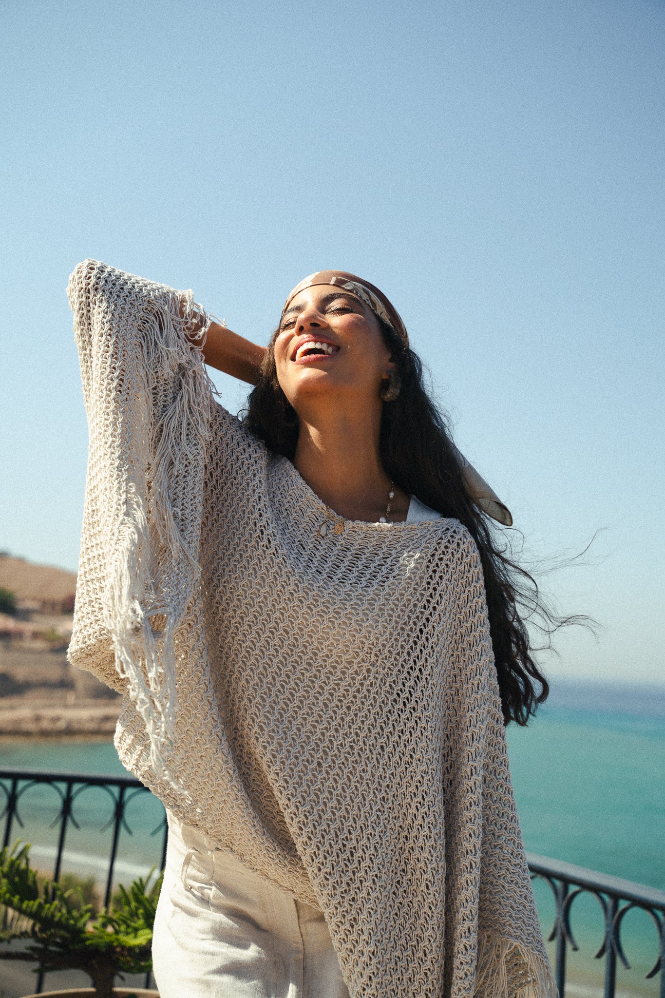 The crochet cape in Off-white