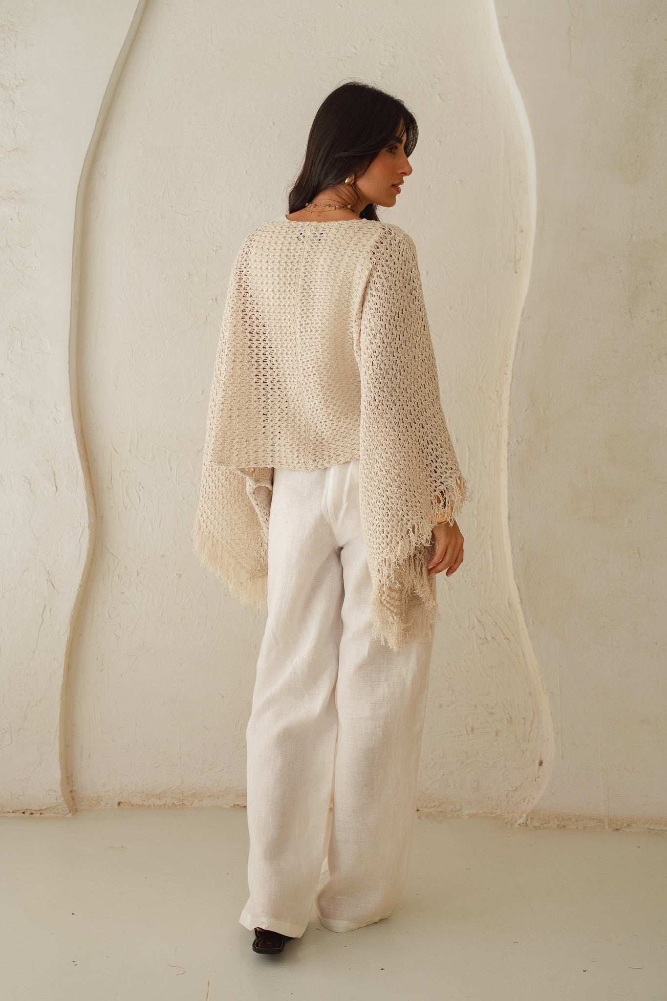 The crochet cape in Off-white