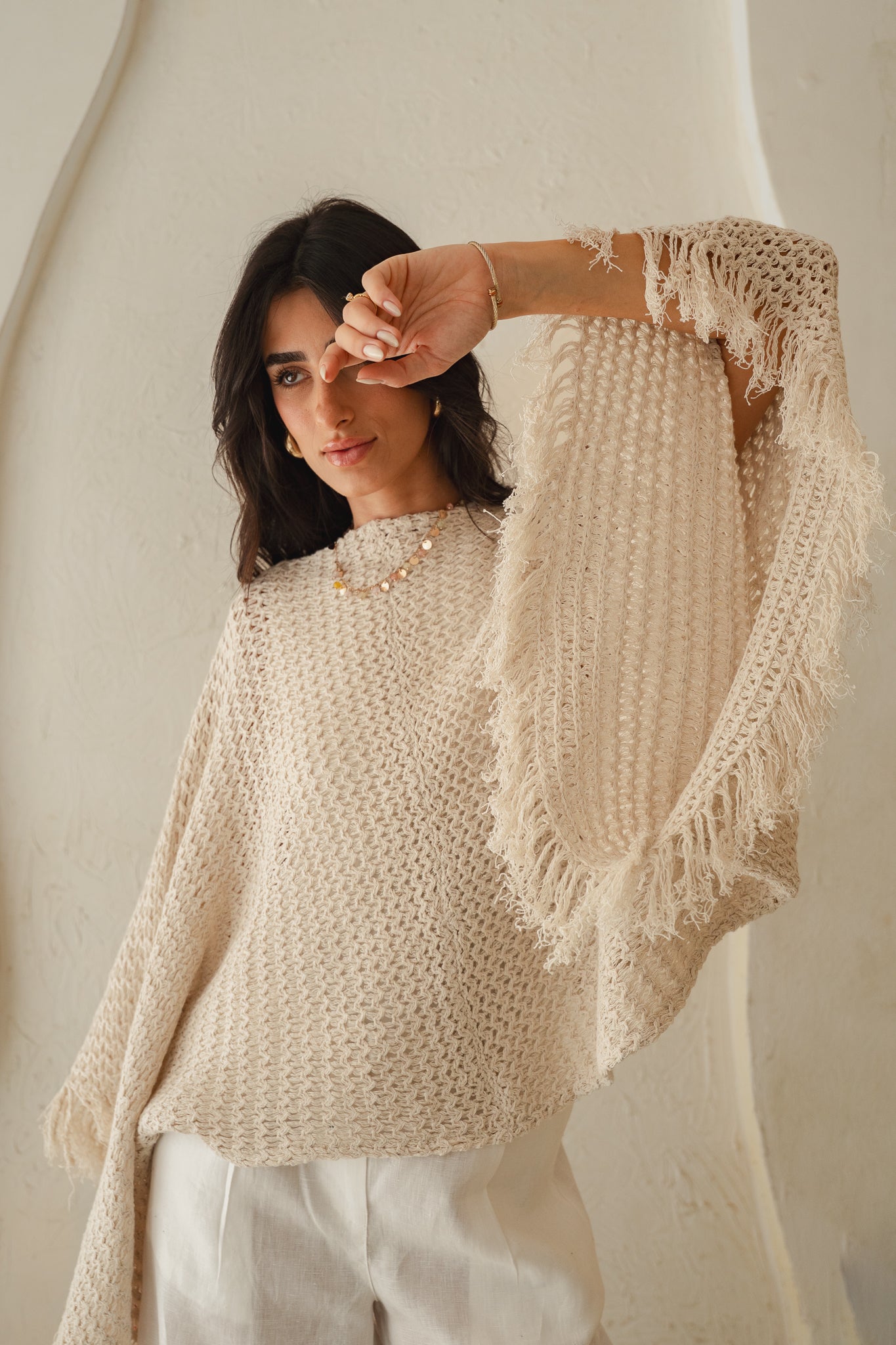 The crochet cape in Off-white