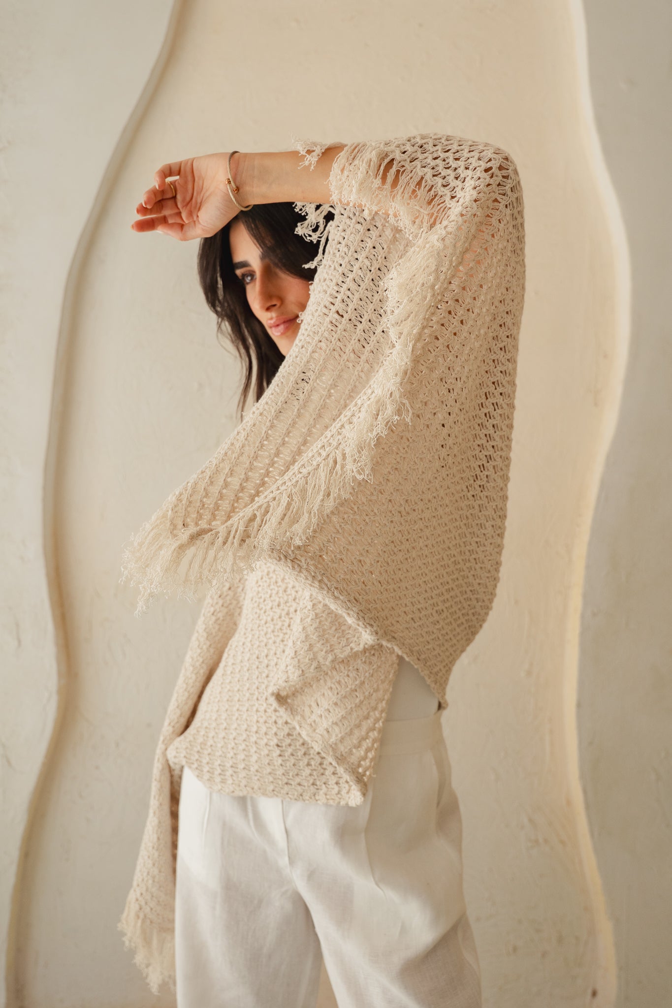 The crochet cape in Off-white