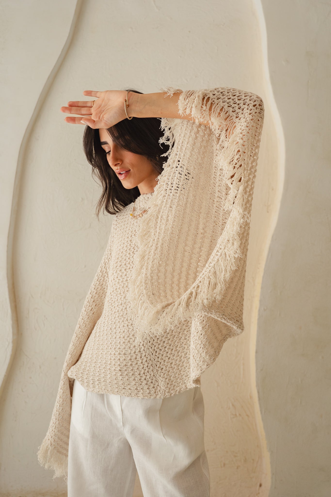 The crochet cape in Off-white
